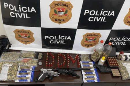Imagem colorida de uma mesa com armas, munições, facas e cutelos apreendidos pela Polícia Civil - Metrópoles