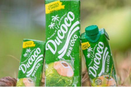 imagem coloridas embalagens de água de coco, da Ducoco
