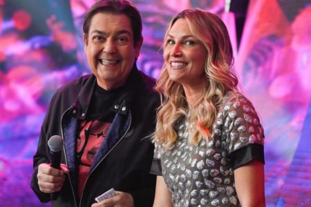 Foto colorida de Anne Lottermann e Faustão - Metrópoles