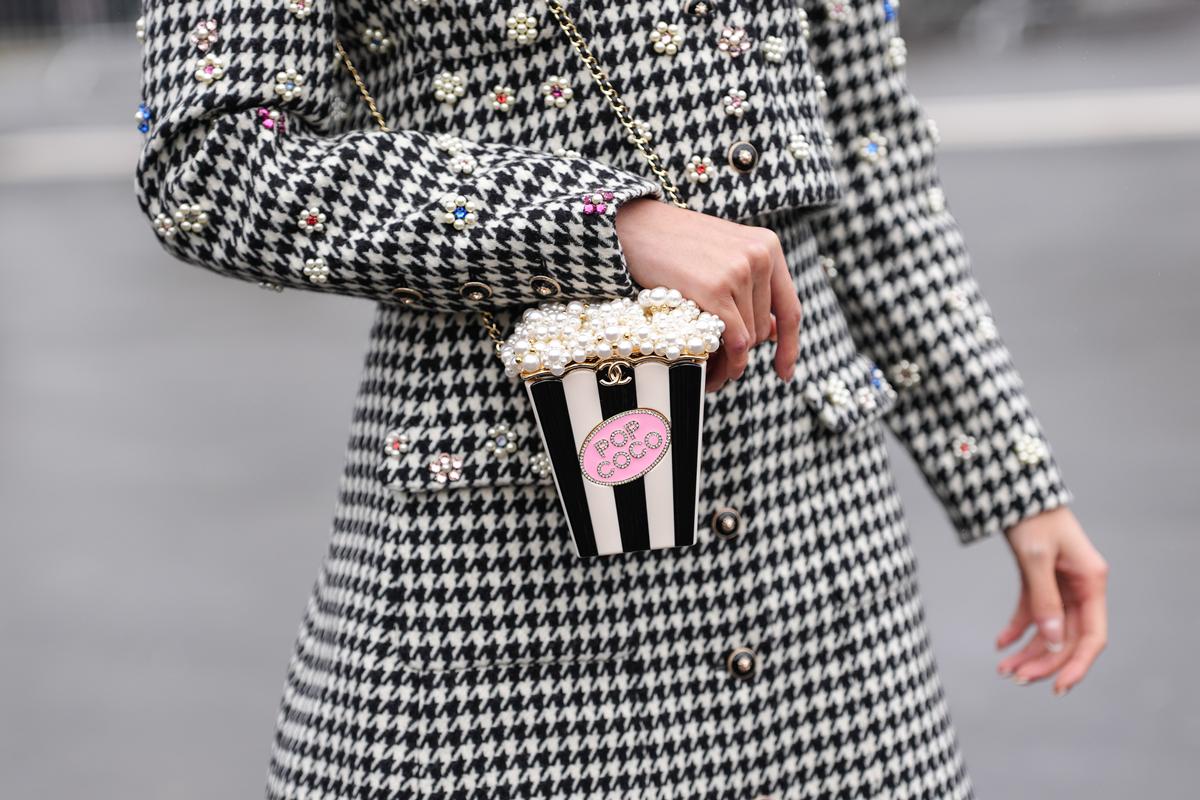 Bolsa da Chanel em formato de saco de pipoca - Metrópoles