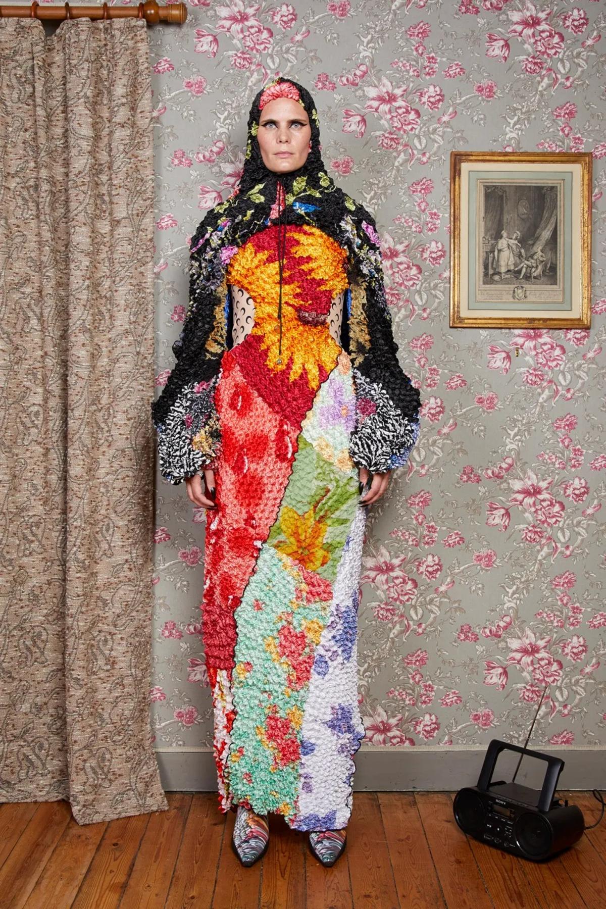 Look de primavera/verão 2022 da Marine Serre com textura popcorn - Metrópoles