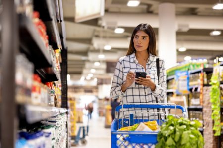 Mulher em supermercado - Metrópoles