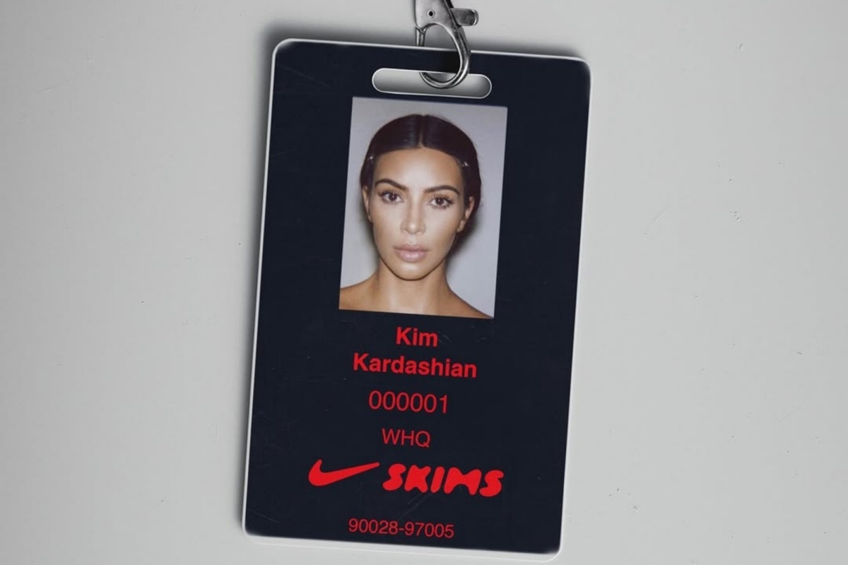A imagem mostra um crachá com o rosto de Kim Kardashian