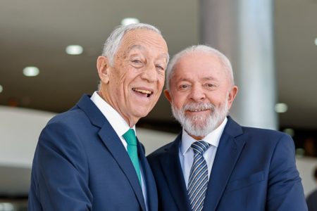 Foto colorida do Presidente da República, Luiz Inácio Lula da Silva, durante a cerimônia de chegada do Presidente da República Portuguesa, Marcelo Rebelo de Sousa - Metrópoles
