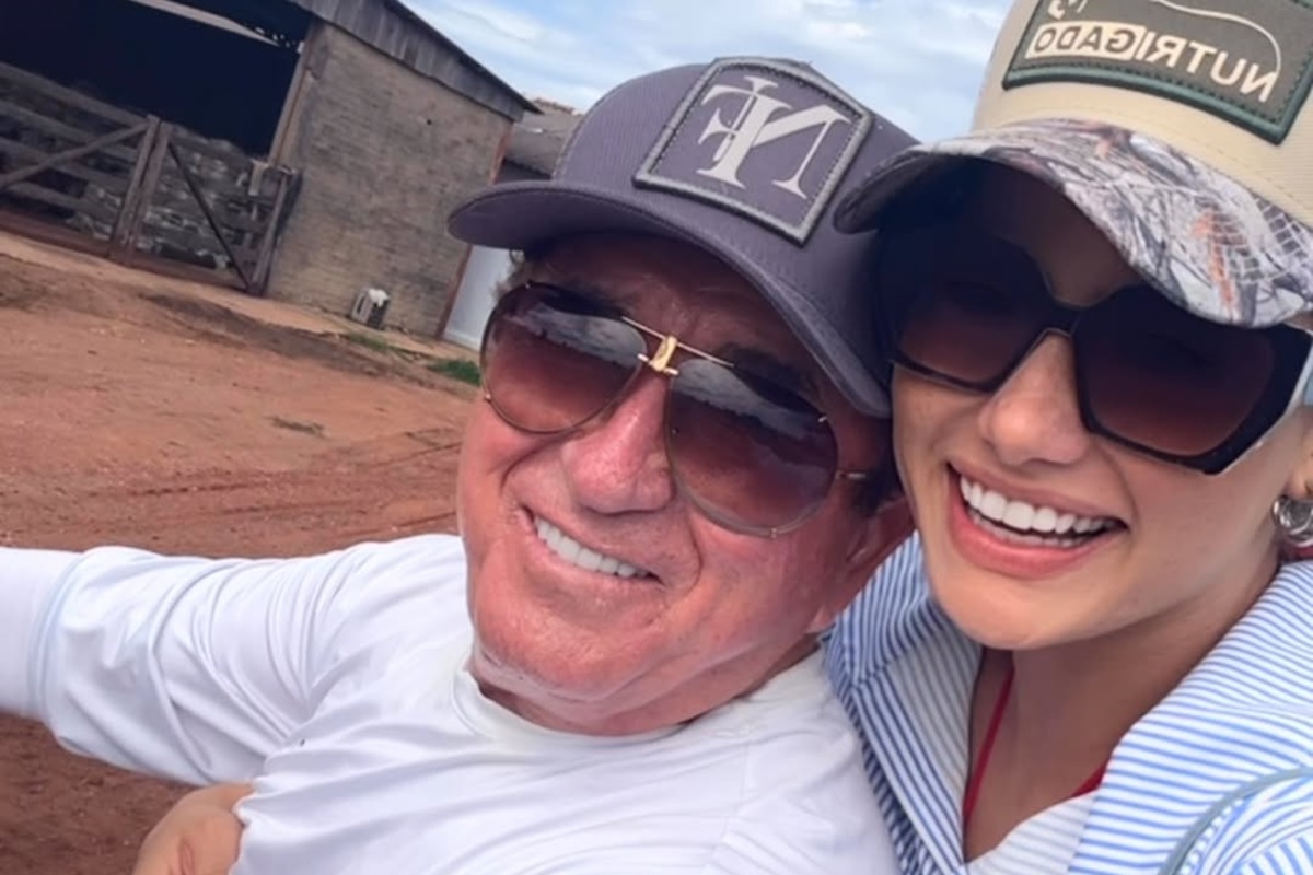 Amado Batista e a namorada posam juntos para as redes sociais - Metrópoles