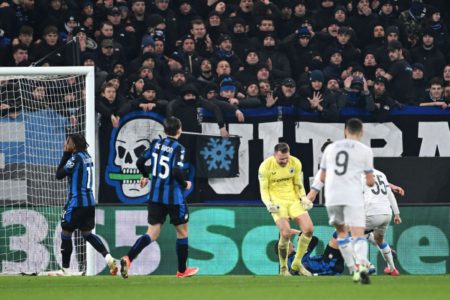 Imagem colorida de Lookman perdendo penalti - Metrópoles