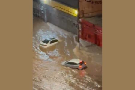 Nunes. Imagem colorida mostra carros sendo arrastados pela chuva - Metrópoles