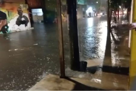Imagem mostra rua alagada - Metrópoles