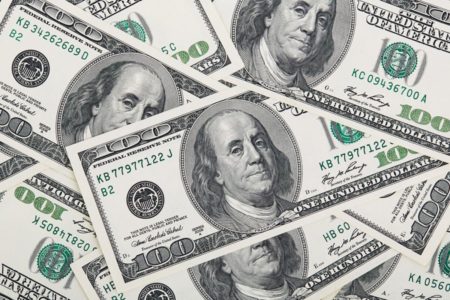Imagem de notas de dólar - Metrópoles
