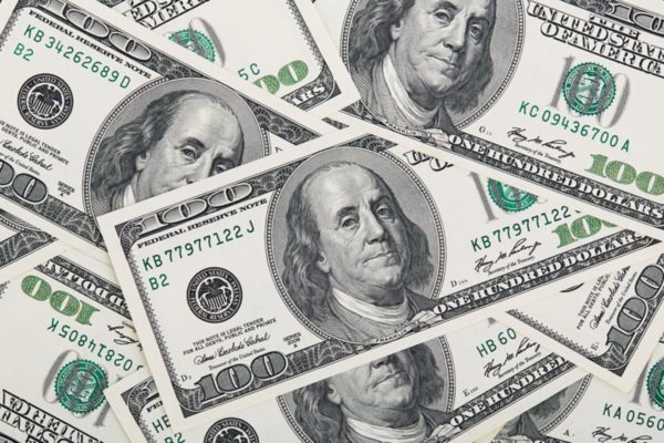 Imagem de notas de dólar - Metrópoles