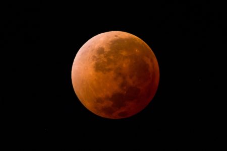 Foto coloridade de fenônemo conhecido como lua de sangue - Metrópoles