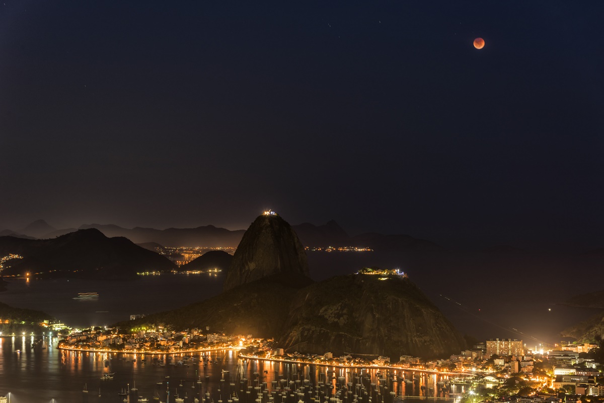 Foto colorida de lua de sangue vista em 2018 no Rio de Janeiro - Metrópoles