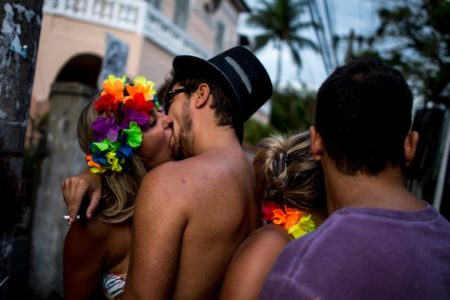 Fotografia mostra casal fantasiado se beijando no Carnaval - Metrópoles