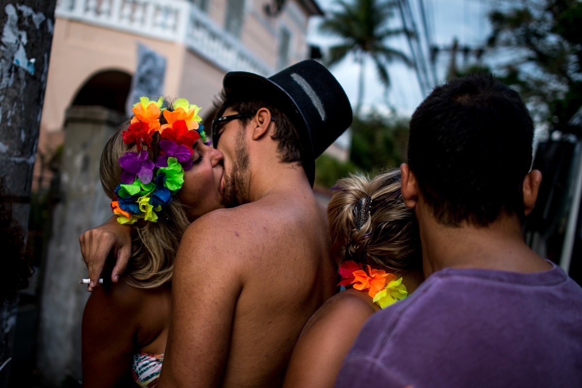 Fotografia mostra casal fantasiado se beijando no Carnaval - Metrópoles