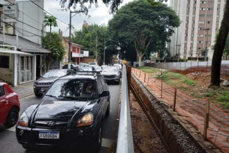 Imagem mostra Rua Sena Madureira em obras e tráfego de veículos em São Paulo - Metrópoles