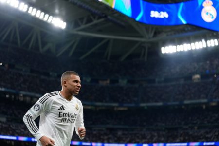 Imagem coloridad e Kylian Mbappé do Real Madrid - Metrópoles