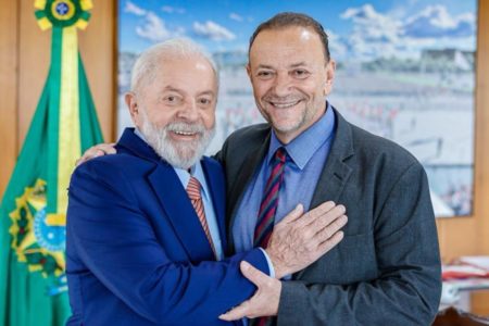 Foto colorida de Lula e Edinho Silva, políticos do PT - Metrópoles