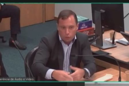 Imagem colorida de Mauro Cid e ALexandre de Moraes em depoimento de delação premiada - Metrópoles