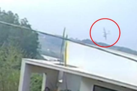 Registro da aeronave nos instantes que antecederam o impacto da queda, obtido a partir de vídeo capturado por Circuito Fechado de Sistema de Vigilância Residencial (CFTV). - Metrópoles