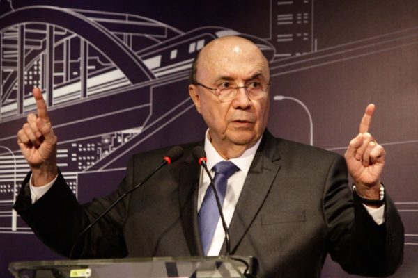Imagem de Henrique Meirelles, ex-ministro da Fazenda e ex-presidente do Banco Central, gesticulando durante palestra - Metrópoles