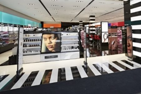 Imagem colorida mostra fachada de empresa de cosméticos - Metrópoles