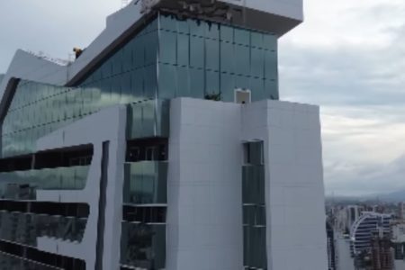 Raio atinge prédio de luxo em Fortaleza e causa danos - Metrópoles