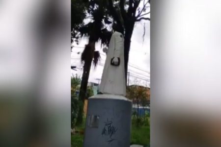 Imagem colorida mostra estátua de Padre Cícero sem cabeça na cidade de Suzano, em São Paulo - Metrópoles
