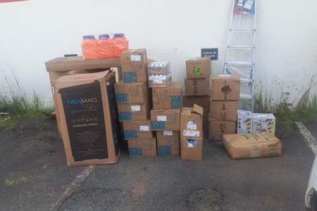 Imagem colorida mostra encomendas recuperadas pela PM em Campinas - Metrópoles