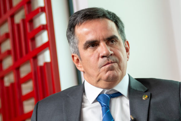 Senador Ciro Nogueira é entrevistado no estúdio do portal Metrópoles
