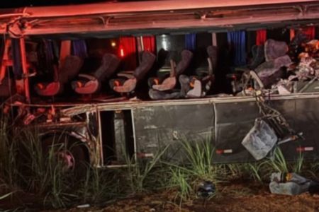 Imagem colorida mostra destroços de ônibus incendiado após acidente - Metrópoles