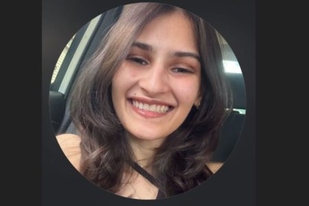 Imagem colorida mostrar mulher branca com cabelos escuros soltos ao lado do rosto, Ela sorri - Metrópoles