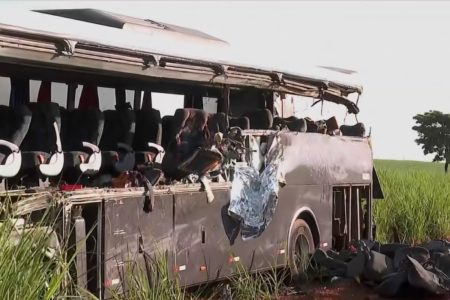 Acidente: caminhão invadiu pista contrária e bateu na lateral de ônibus que transportava universitários de Franca a São Joaquim da Barra - Metrópoles