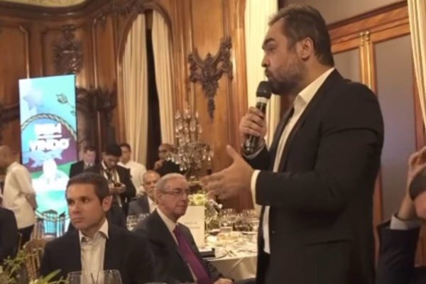 O governador Cláudio Castro ao lado de Hugo Motta e Eduardo Cunha
