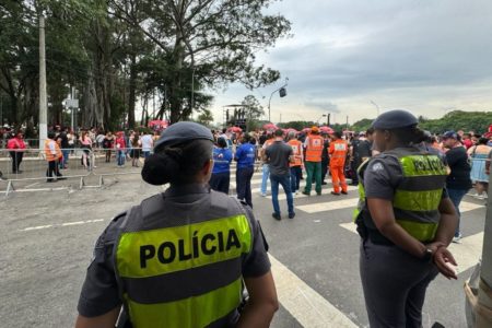 Imagem mostra policiais em patrulhamento no Carnaval paulista - Metrópoles