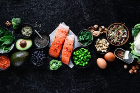Imagem colorida de diferentes alimentos em cima de uma mesa