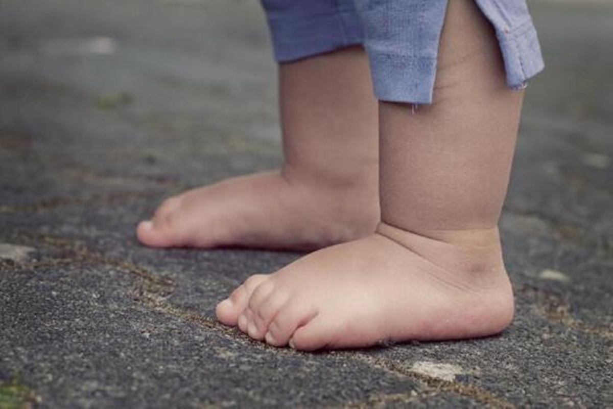 imagem colorida de bebê descalço - Metrópoles