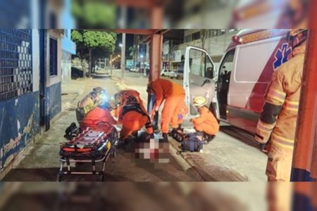 Bombeiros socorrem homem esfaqueado na Praça do Relógio