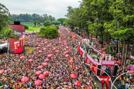 Foto colorida de multidão em bloco do Carnaval de rua de São Paulo