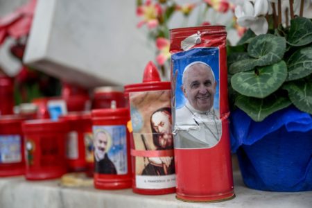 Vela com o rosto de papa Francisco