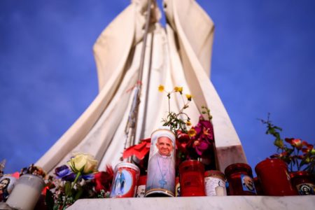 Velas e flores deixadas para papa Francisco