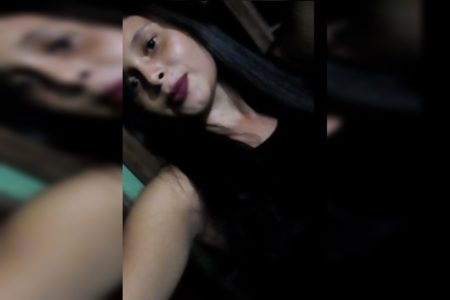 Foto colorida de mulher de cabelo grande