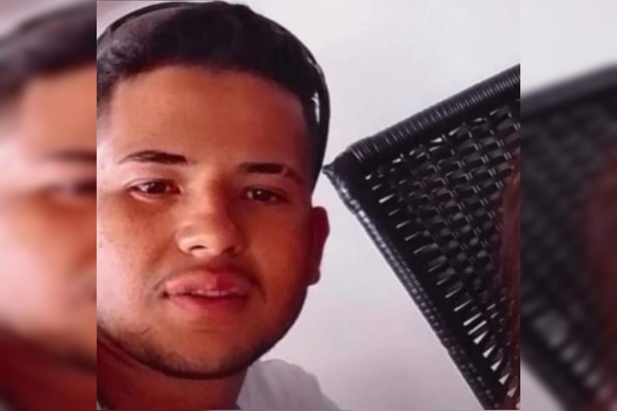 Foto colorida de suspeito de feminicídio. Homem de cabelo curto