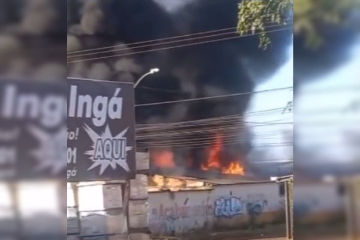 Vídeo: fumaça forte de incêndio em residência assusta moradores