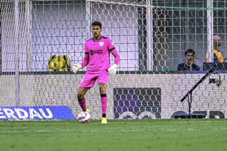 Imagem colorida do goleiro Matheus Mendes - Metrópoles