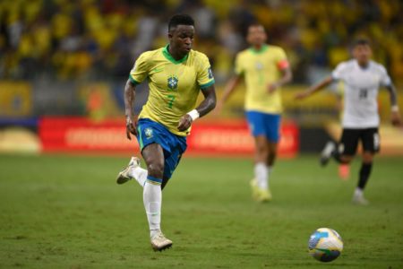 Imagem colorida de Vinicius Jr. com a Seleção Brasileira- Metrópoles