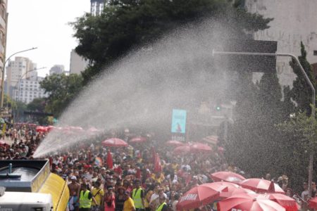 Imagem colorida mostra bloco de Carnaval em São Paulo em dia de forte calor - Metrópoles
