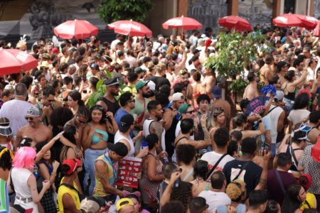 Imagem colorida de bloco de carnaval - Metrópoles