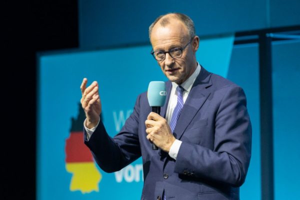 BERLIM, ALEMANHA - 20 DE FEVEREIRO: Friedrich Merz, candidato a chanceler dos Democratas Cristãos da Alemanha (CDU/CSU), fala com eleitores durante uma parada da turnê de campanha eleitoral em 20 de fevereiro de 2025 em Berlim, Alemanha. Merz está atualmente liderando nas pesquisas antes das eleições parlamentares federais antecipadas, programadas para 23 de fevereiro