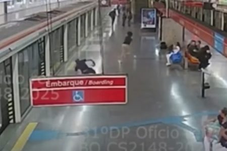 Imagem mostra briga em plataforma do metrô - Metrópoles