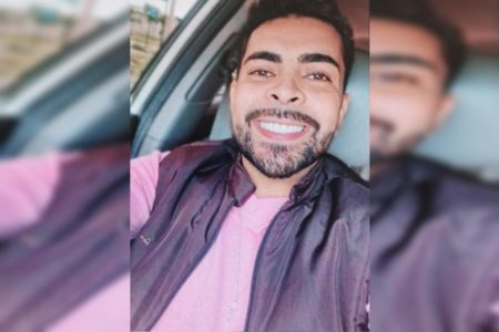 Foto colorida de homem branco com barba sorrindo